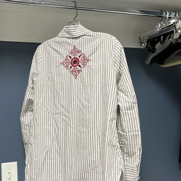 Floral shirt with buttons and longs sleeves - Picture 2 of 6